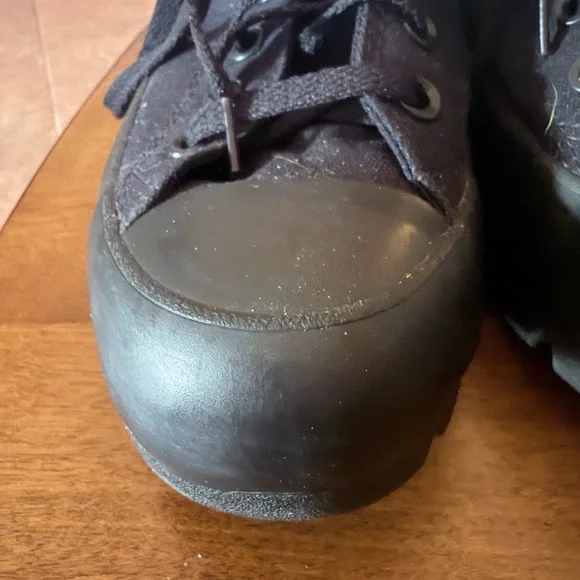 Converse Chuck Taylor All Star Lugged boots in a black colorway. SIZE 9 - Picture 2 of 9